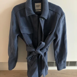 Dobber Jacka - Blå Jacka ifrån Dobber i fleece. Sparsamt använd. Köpt på MQ förra året.