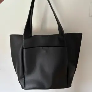 En svart lite större väska från Zara 🥰 passar perfekt till skolan, gym, övernattning!! Använt några gånger men ser ut helt ny ut 🩷