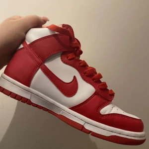 Nike dunk high - Championship White Red❤️ Bra skick i storlek 37.5. Pris går att diskuteras❣️