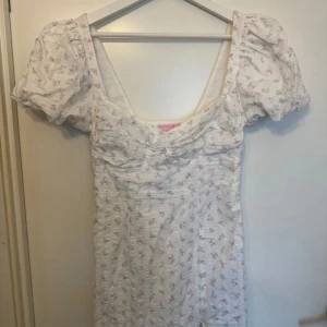 BiancaXnelly - Sälja då jag inte har någon användning för den. Använd 1 gång, som ny. 