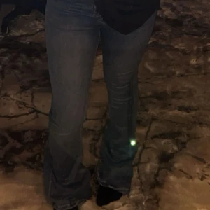 mid waist marinblåa jeans - säljer dom här då dom inte kommer till användning men är som helt nya! 