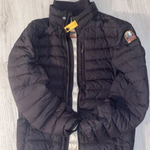 Parajumper Ugo (M) - Parajumper ugo I storlek M. Har själv S i allt och sitter perfekt för mig. Bra skick! Koden är täckt för den blev avaktiverad för många scannade men fixat det så allt funkar.