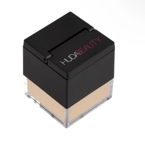 Huda beauty powder  - Helt ny bara testad Huda beauty puder ( banan bread). Den är köpt nyligen från sephora. Super fin men färgen passar inte mig tyvärr.  Ny pris 260. 