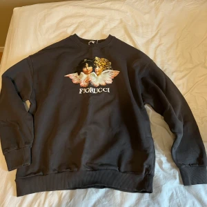 Fiorucci sweatshirt 🌟 - Mysig sweatshirt från fiorucci. Strl S men sitter lite oversized så passar även M 💕