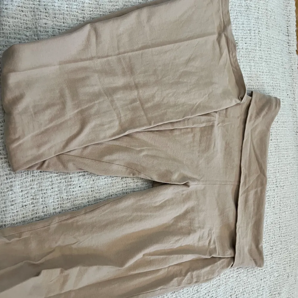Utsvängd trikåbyxa från H&M foldable vikbar i bomullsliknande material i storlek M Beig/nude färgade flared  Sökord pyjamas, pants, casual . Jeans & Byxor.