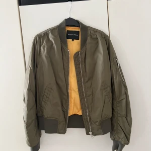 Bomberjacka  - 100 kr jätte fin skick! Storlek 34