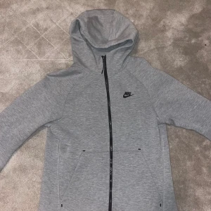  Nike tech - Og Nike tech grå. Väldigt bra skick och inga skador/fläckar. Storlek xs men passar även S.