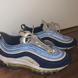 Nike skor  - Välanvända skor men funkar fortfarande hur bra som helst! Säljer skorna då dom blivit försmå ( jag har storlek 37 ) 💞 pris kan diskuteras! 