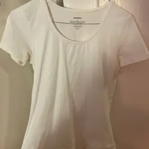 Plain vit t-shirt från newbody i storlek M. Super att ha hemma som basplagg. Fint skick! Kontakta mig innan ni använder köp nu<3