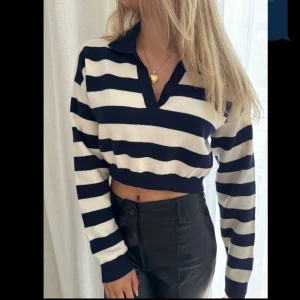 Tröja - Ny och inte använd, stickad randig v neck tröja i kort modell från Bershka. Stl S. Bomullsmix. Ord pris 299kr, mitt pris 199kr