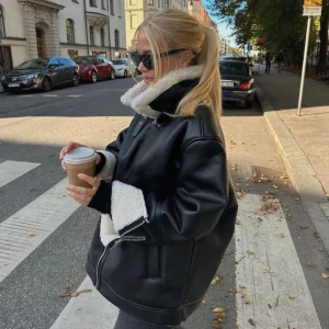 Shearling jacket från Gina - Supersnygg skinnjacka från Gina, endast använd en gång så i superbra skick. Nypris 899:-  Pris kan diskuteras   Bild från moamattsson!!