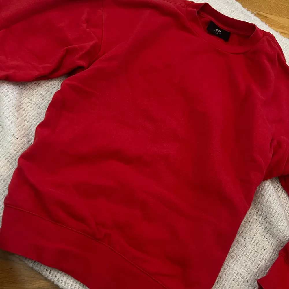 H&M loose fit red mens sweatshirt Hm tröja röd herr street basic plagg i storlek S, passar även M då den är något oversize. Tröjor & Koftor.