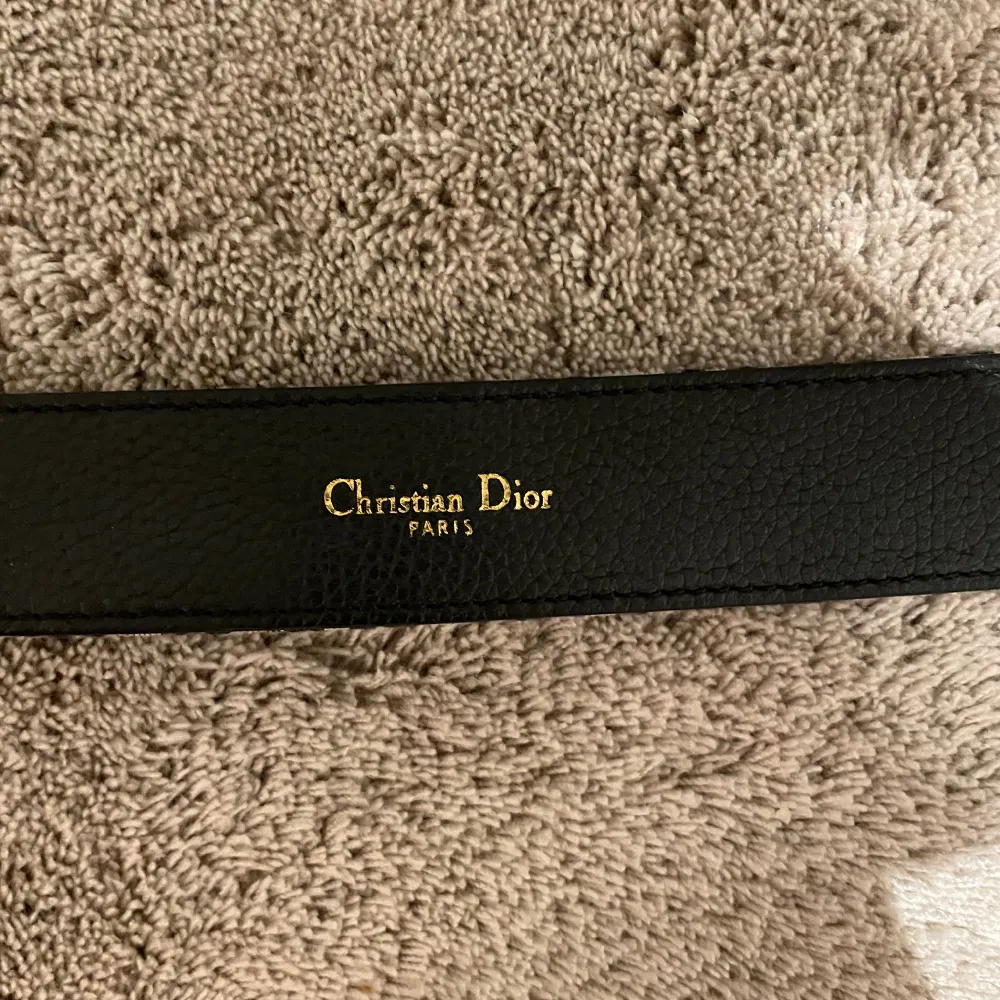Säljer nu mitt väldigt snygga Christian Dior bälte! Köpt på vestiaire collective. Kvitto, box, påse och ett Dior authentication kort medföljer. Bältet är i väldigt bra skick. Skriv för fler bilder.. Övrigt.