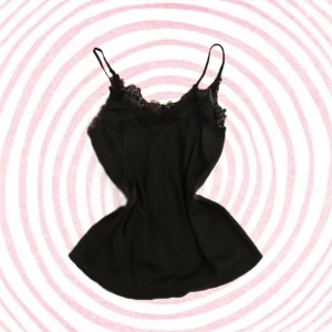 spetstopp - Säljer detta ursnygga spetslinne från h&m för att jag redan har ett likadant, har använt ett fåtal gånger så den är fortfarande som ny💕 går att använda som både fest topp eller som ett litet nattlinne, skriv för fler bilder eller mått!