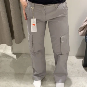 Cargo byxor - Endast använda 2 ggr så jättefint skick!! Storlek 32, men sitter bra på mig som brukar ha 34