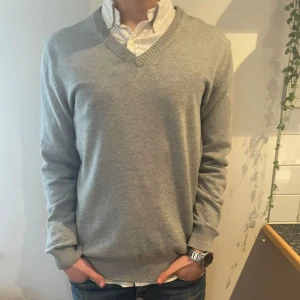 V-ringad tröja - Säljer denna feta V-ringade tröja i färgen grå. Storlek L men passar även M. Skriv för eventuella frågor eller funderingar🤗