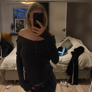 Topp  - Använd ett fåtal gånger. Gråblå topp från Pieces. Säljs då den inte används🤍🤍🤍💙💙💙🤍Stretchigt material