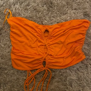 Topp  - Söt topp men som tyvärr inte kommer till användning och säljes därför! Helt oanvänd 