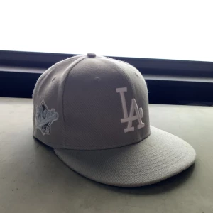 Fitted hat - Säljer nu denna oanvända keps eftersom att den vart för stor. Skriv vid frågor och funderingar. Priset går att diskuteras vid snabb affär 