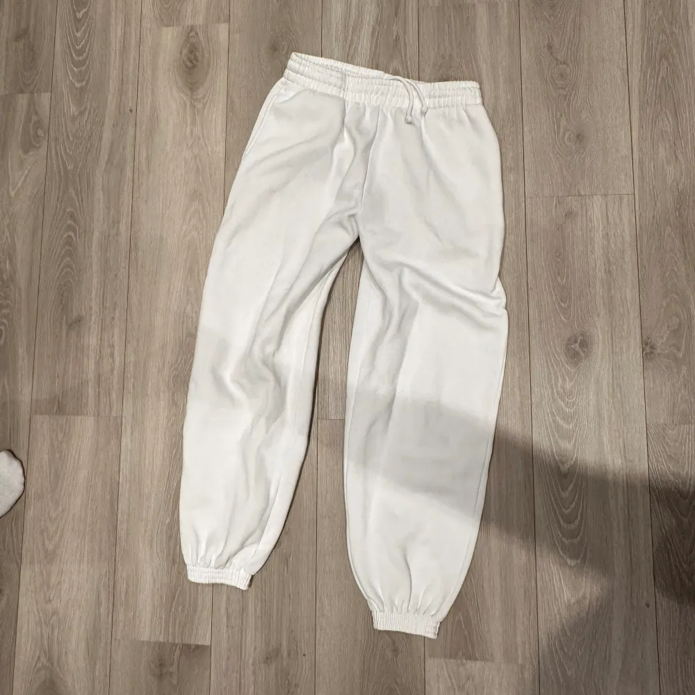 Super sköna vita mjukisbyxor, aldrig använda Strl M. Jeans & Byxor.