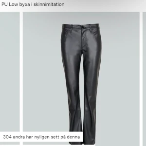 Skinn/läderbyxor - säljer dessa läderbyxor ifrån bikbok i  storlek 38 men passar mig som brukar ha 36, använda en gång så i nyskick. 🩷