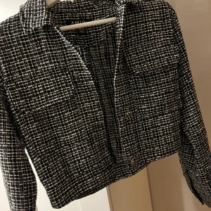 Blus/kofta - Väldigt fin! Ny skick. 