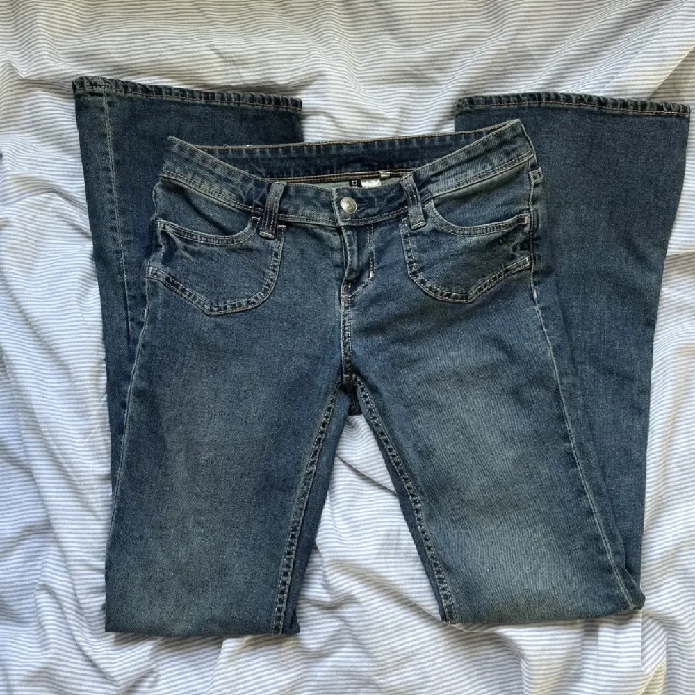 Lågmidjade blåa jeans som är bootcut/flared! Jättefina men var tyvärr lite korta för mig. Kan diskutera priset💘 Storlek 38 men passar även 36!. Jeans & Byxor.