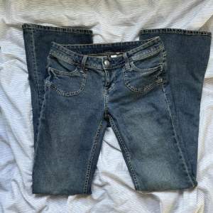 Lågmidjade blåa jeans som är bootcut/flared! Jättefina men var tyvärr lite korta för mig. Kan diskutera priset💘 Storlek 38 men passar även 36!