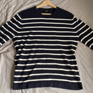 Massimo Dutti tröja - Säljer nu min i princip helt oanvända Massimo Dutti tröja. Ny pris 650kr, mitt pris 449kr. Detta för den nästan aldrig blivit använd då den inte passar längre. Väldigt skön nu till sommaren. Pris går att diskutera!