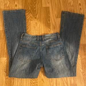 Low-Rise bootcut jeans från Brandy Melville🤍 Innerbenslängden: 81cm 🥰 Midjemåttet: 35cm rakt över 🥰