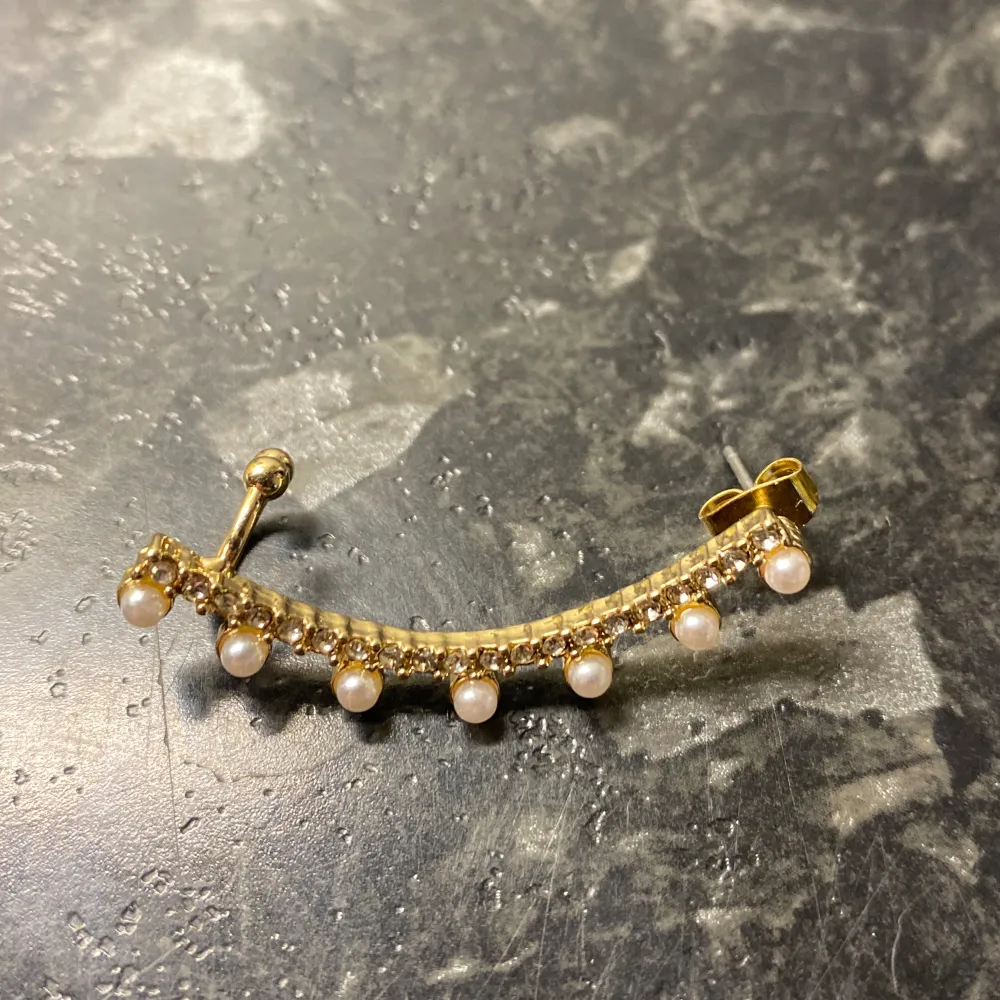 Oanvänt guldörhänge som går att ha i helix piercingen!. Accessoarer.