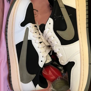 Jordan 1 Travis Scott Low Olive (42) - Helt oanvända! Skriv om ni har några frågor, priset kan diskuteras vid snabb affär. Storlek EU 42. Åker utomlands nu på fredag 5e april så passa på att köpa innan!