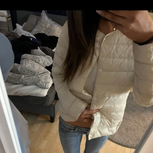 Uniqlo jacka - Säljer min vita uniqlojacka, kom privat för bilder eller fler frågor 💞