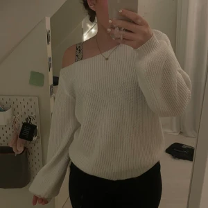 Off- shoulder tröja! - Säljer denna stickade vita off shoulder! Har använts ca 2 gånger för att jag har en nästan likadan💞 Jag är född 2007 och är ca 158 cm