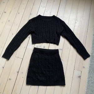 Stickat sett🖤 - Stickad kjol med tröja från Shein. Ser smutsig ut men är lite dam då den legat i en påse i källaren🤍