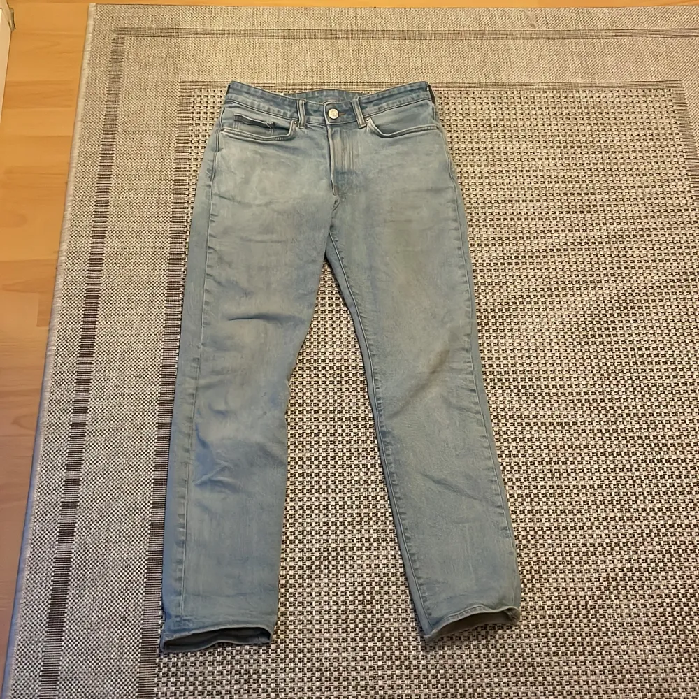 Ljusblåa jeans som är i regular fit, skick 9/10 tvättar innan frakt . Jeans & Byxor.
