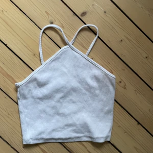 Sommar topp - Vit topp från zara. Jättefin till sommaren. Storlek M men den är liten i storleken. Passar från XSS-M 💕