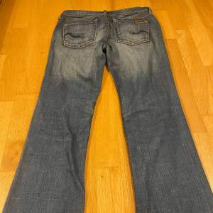 Sötaste lågmidjade jeans med cool detalj på fickor säljer pga att de är lite stora för bak. Inga defekter 