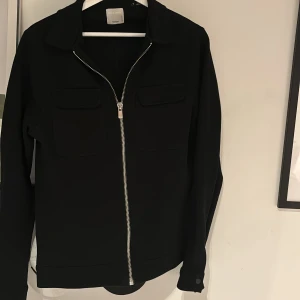 Jack and Jones cardigan - Hej säljer nu den här för har inte använt den. Modell 170-178. Perfekt nu till hösten. Köpt för 1299 och skicket är 10/10 skriv vid fler frågor