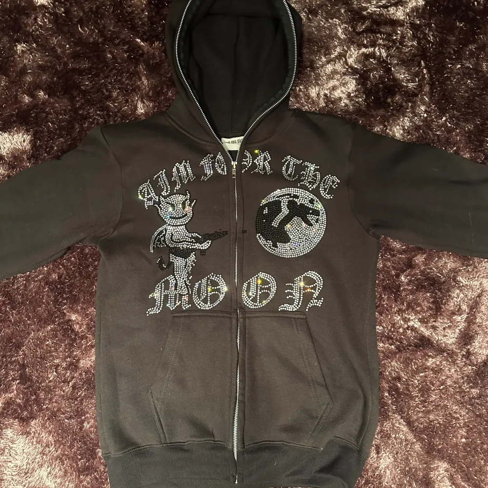 Säljer min feta Rhinestone hoodie av märket ”Aim for the moon” då den var för liten för mig tyvärr. Inga tecken på användning / Nyskick! . Tröjor & Koftor.