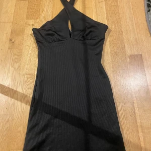 Helt ny klänning  - Helt ny klänning från H&M aldrig andvänt tag är fortfarande på. Fint för fester eller dejter 