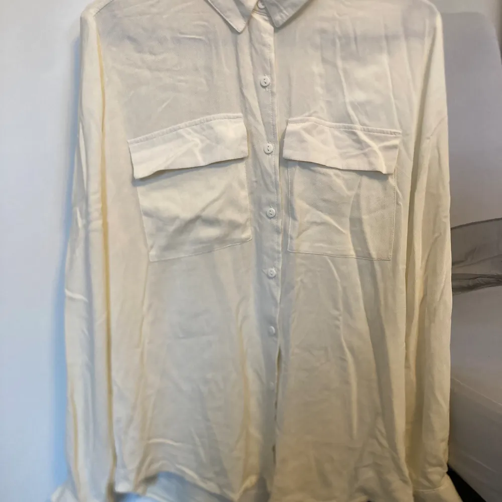 Creme/vit skjorta i strl M. Köpt på Lager 157. Material: 100% viskos  Mycket fint skick. . Skjortor.