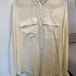 Creme/vit skjorta i strl M. Köpt på Lager 157. Material: 100% viskos  Mycket fint skick. 