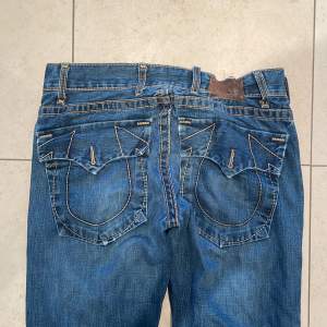 baggy true religion jeans. tagen har skrynklar ihop sig:/ men d e inga konstigheter. kom privat för fler bilder eller mått