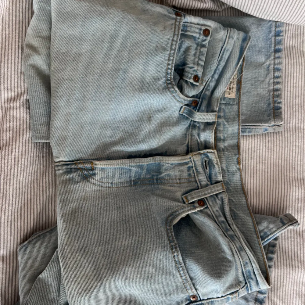 snygga jeans 501, klassiska. Mått W26 L28. De är använda och har några få defekter (skriv privat så skickar jag bild)💞. Jeans & Byxor.