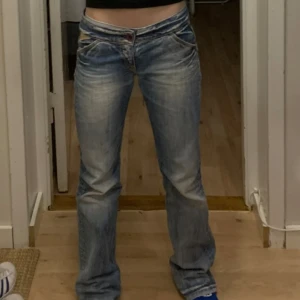 Lågmidjade byxor  - Från replay, cool brodyr på baksidan :) skriv för mer bilder ❤️ pris kan diskuteras w27 L32