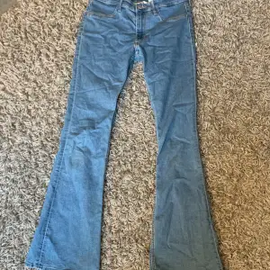  Säljer mina lågmidjade jeans ifrån H&M barnavdelning. jeansen är i fint skick då de knappt användts. sälje eftersom de är för små. priset kan diskuteras. Kontakta för fler bilder och information❤️💞