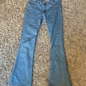 lågmidjade jeans -  Säljer mina lågmidjade jeans ifrån H&M barnavdelning. jeansen är i fint skick då de knappt användts. sälje eftersom de är för små. priset kan diskuteras. Kontakta för fler bilder och information❤️💞