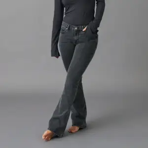 Så snygga lågmidjade bootcut jeans i en gråsvart färg från ginatricot!