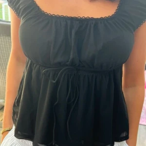 Svart topp - Säljer då den tyvärr inte kommer till användning, därför som ny! Supersöt nu till våren💘💘